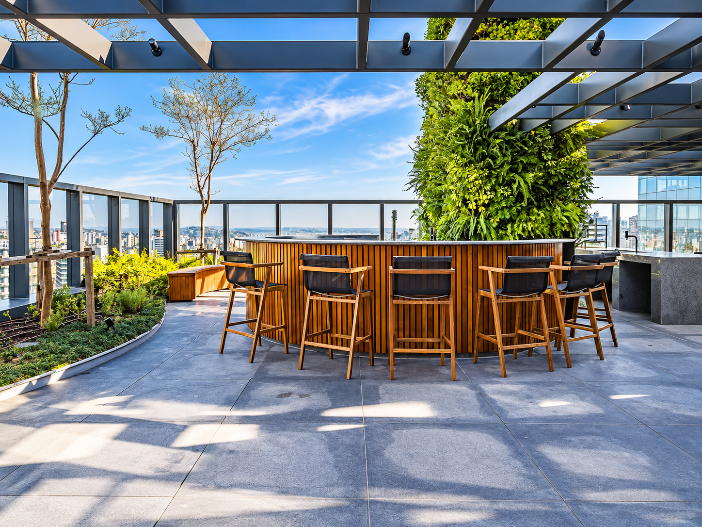 Bar no terraço com banquetas de madeira, jardim vertical e vista da cidade